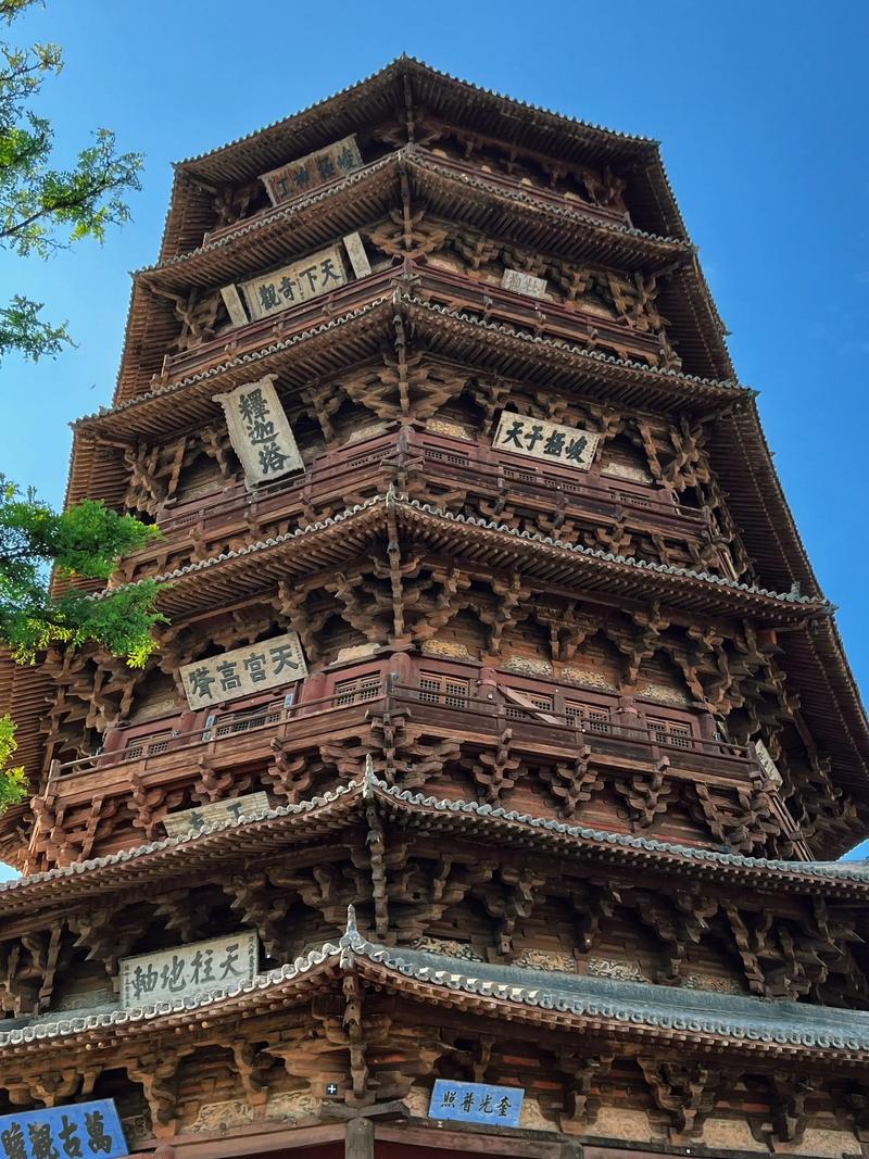 光影交错：景观照明设计引领未来城市的美